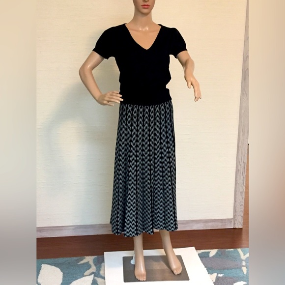 August Silk Black Top  S - Picture 8 of 9